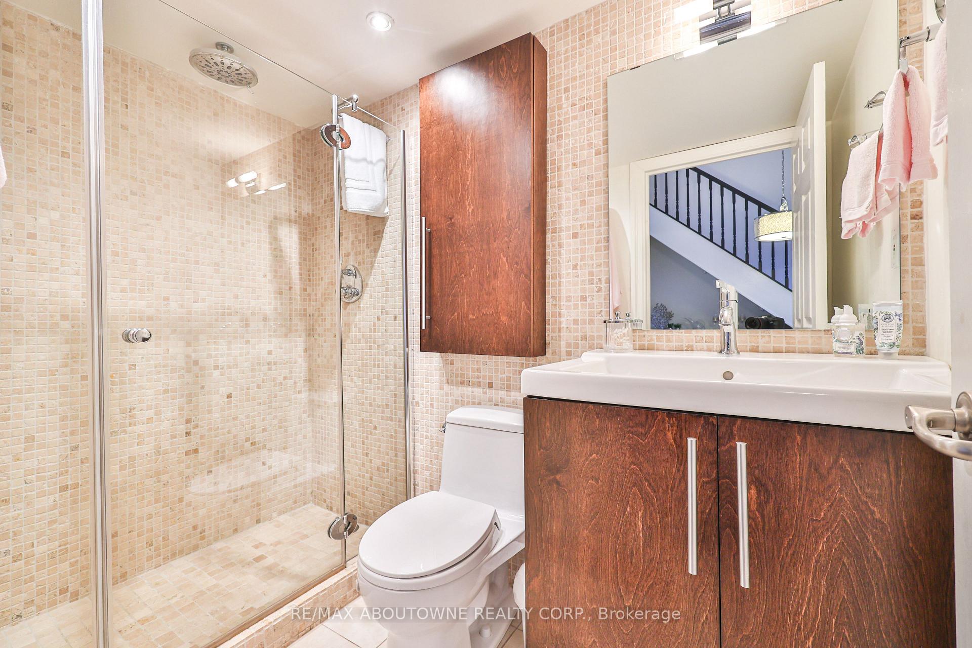 2 Bedrooms Condo at 185 Robinson, Oakville For sale