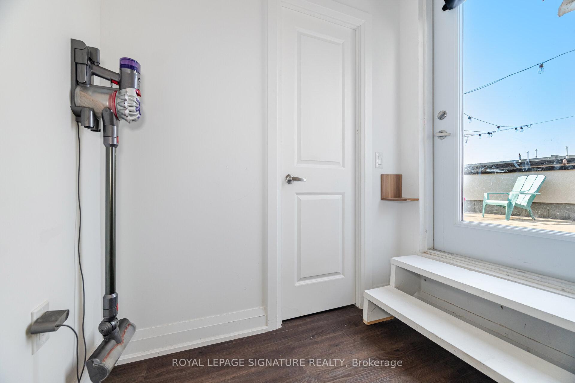 2 Bedrooms Condo at 5289 Highway 7, Vaughan For sale