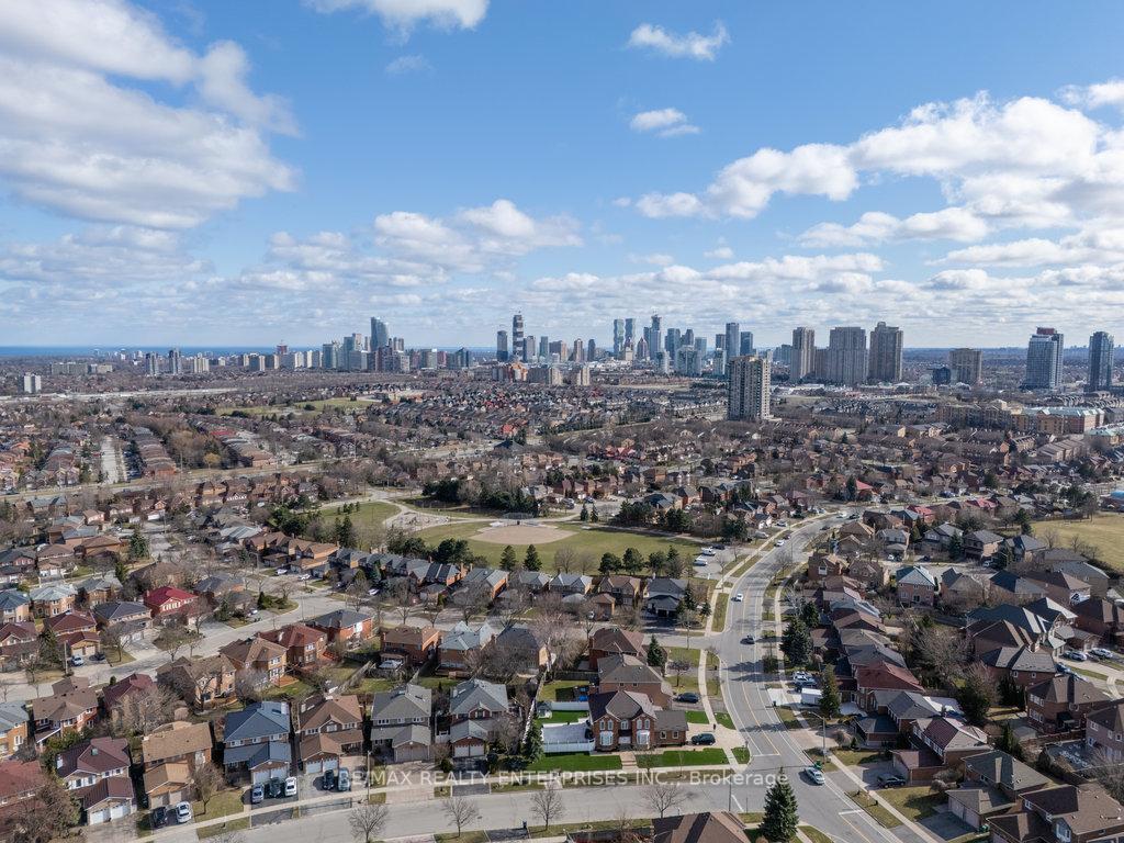 3 Bedrooms Condo at 455 Apache, Mississauga For sale