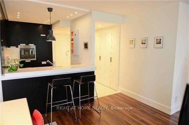 2 Bedrooms Condo at 50 Eglinton, Mississauga For sale