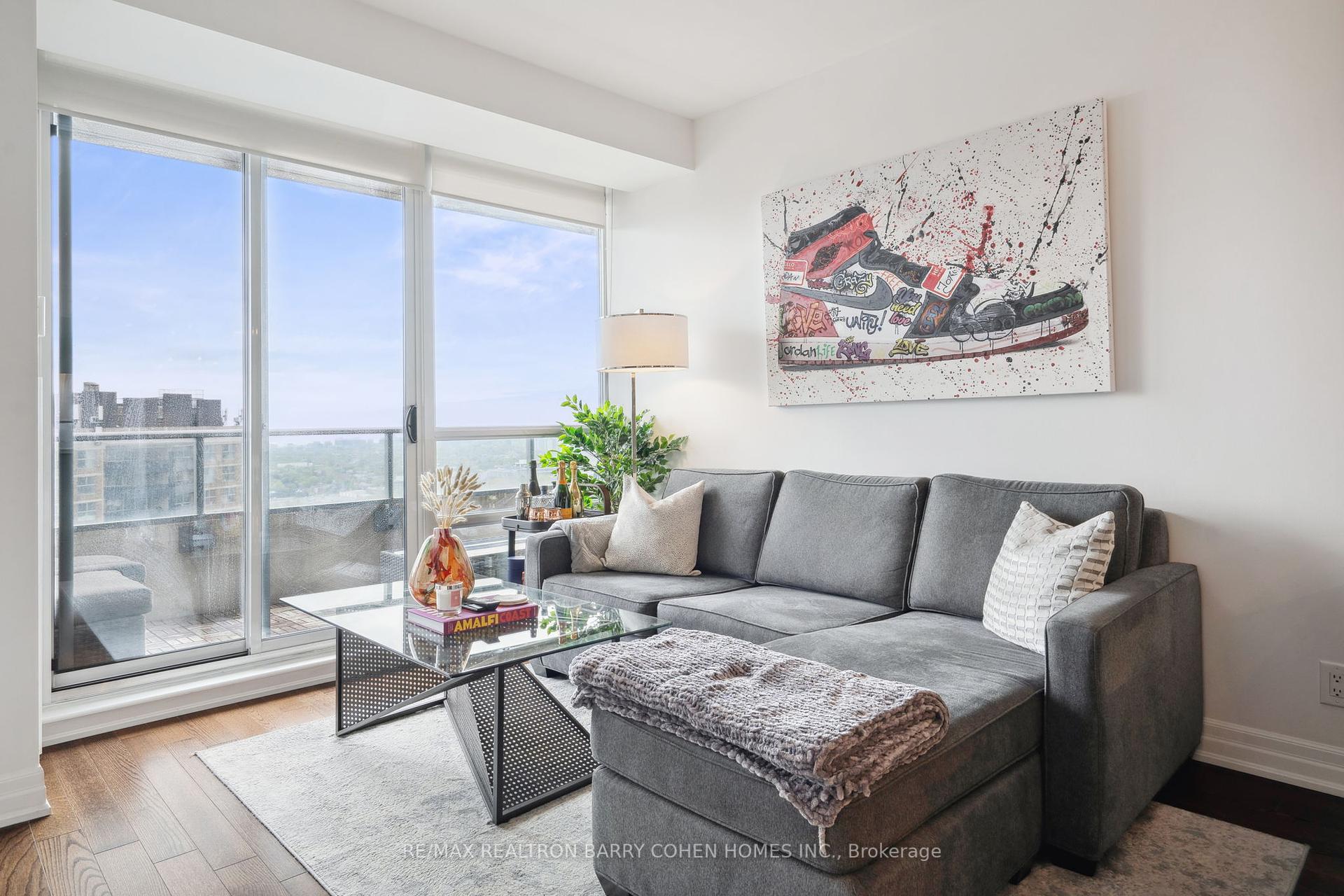 2 Bedrooms Condo at 500 St Clair, Toronto For sale