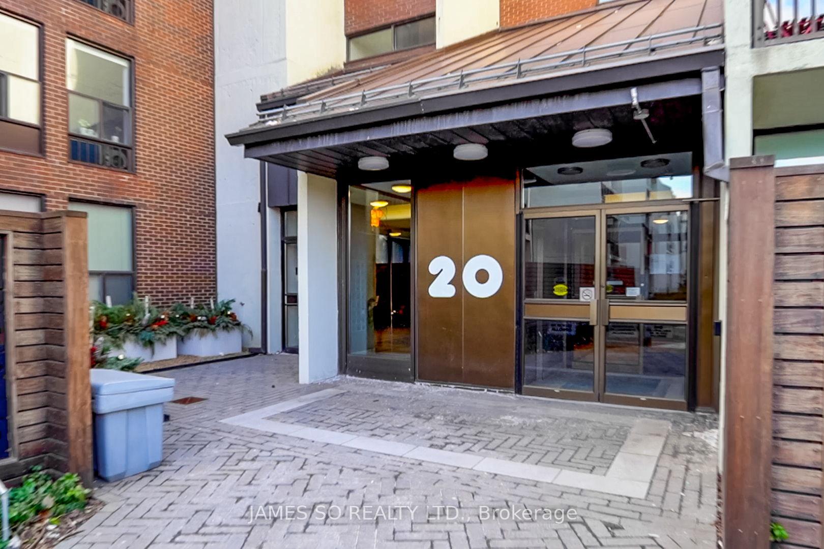 3 Bedrooms Condo at 20 Fashion Roseway,  Toronto For sale