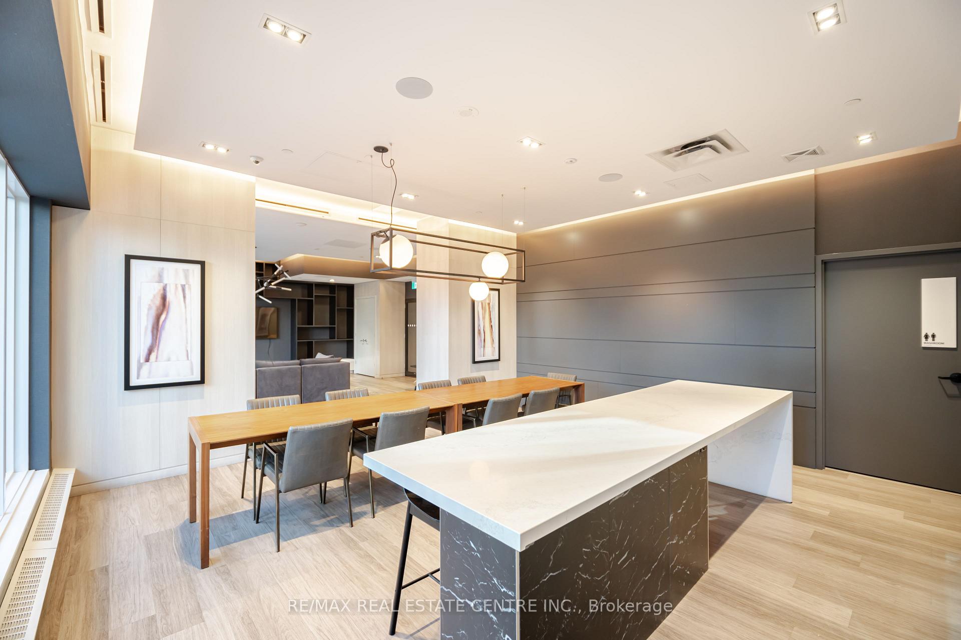 2 Bedrooms Condo at 4065 Confederation, Mississauga For sale