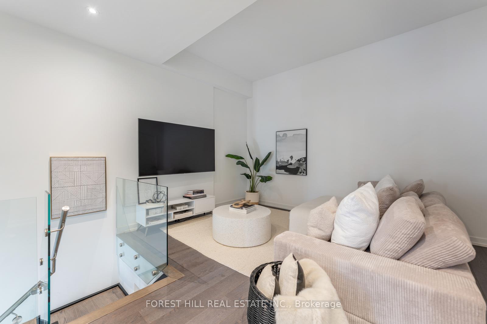 2 Bedrooms Condo at 161 Roehampton, Toronto For sale