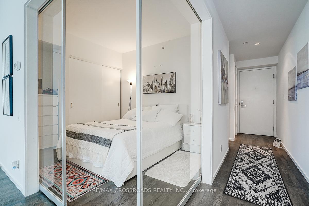 2 Bedrooms Condo at 5 St Joseph, Toronto For sale