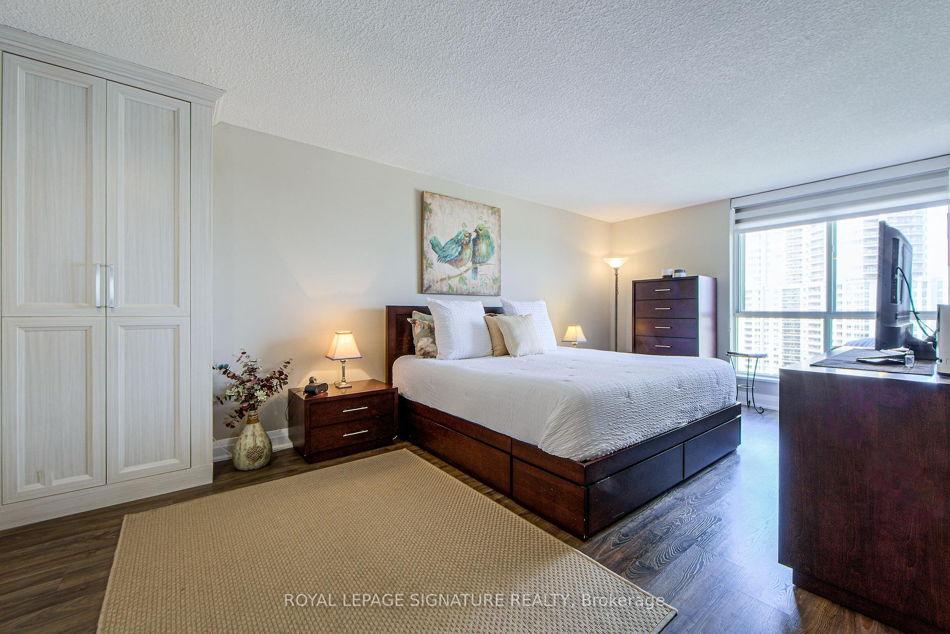 3 Bedrooms Condo at 55 Kingsbridge Garden, Mississauga For sale