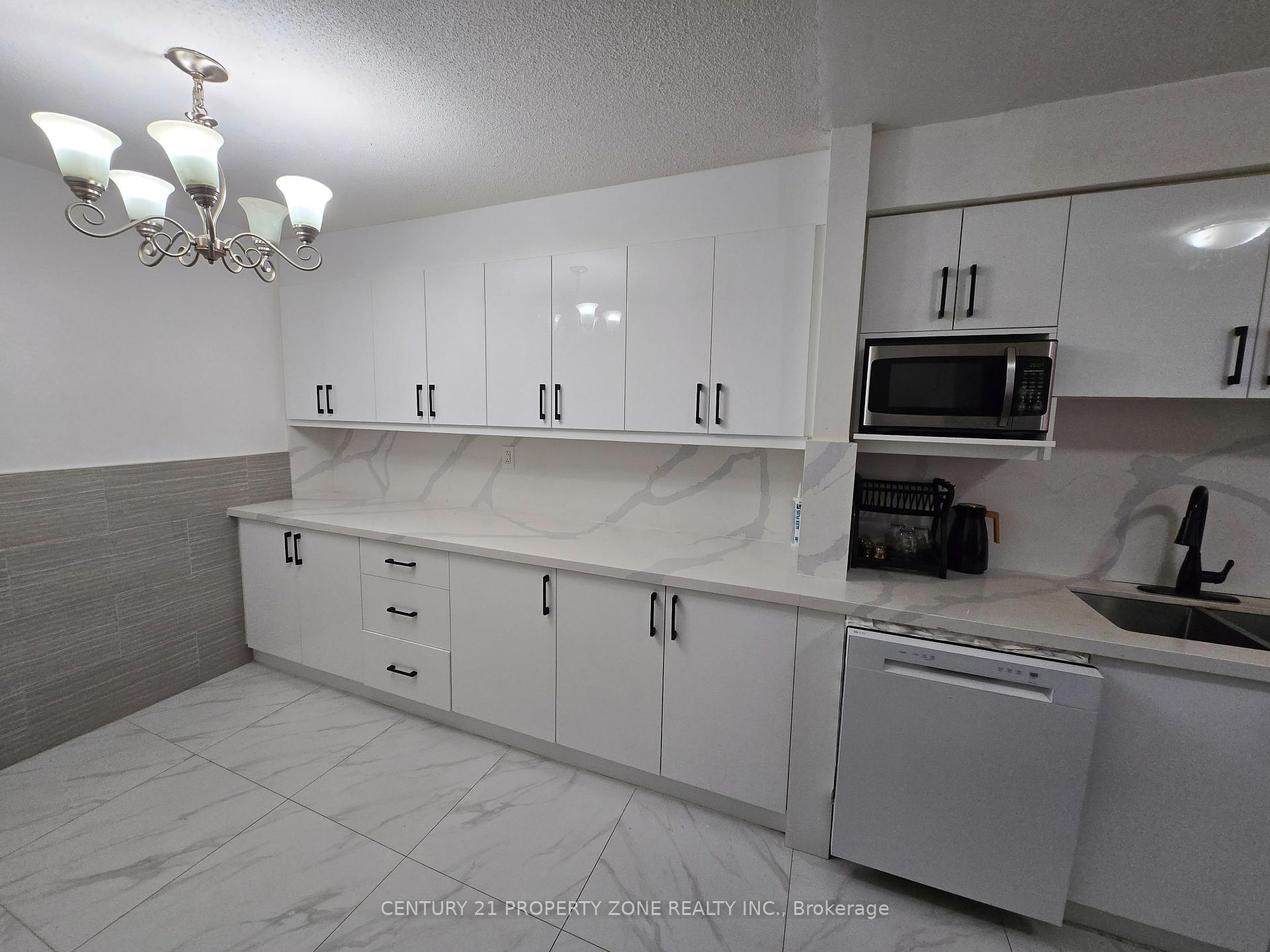 4 Bedrooms Condo at 3175 Kirwin, Mississauga For sale