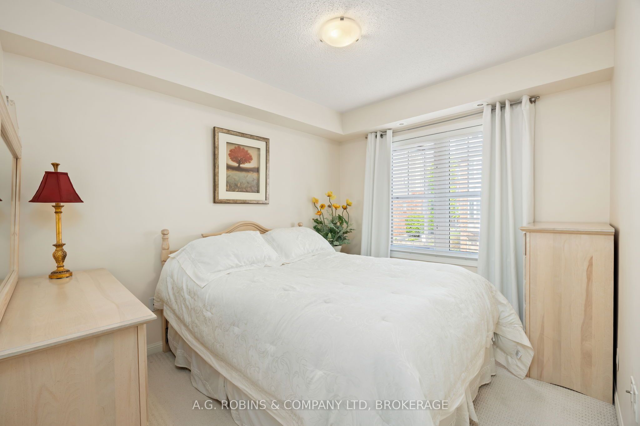 595 Dundas Street W, #4