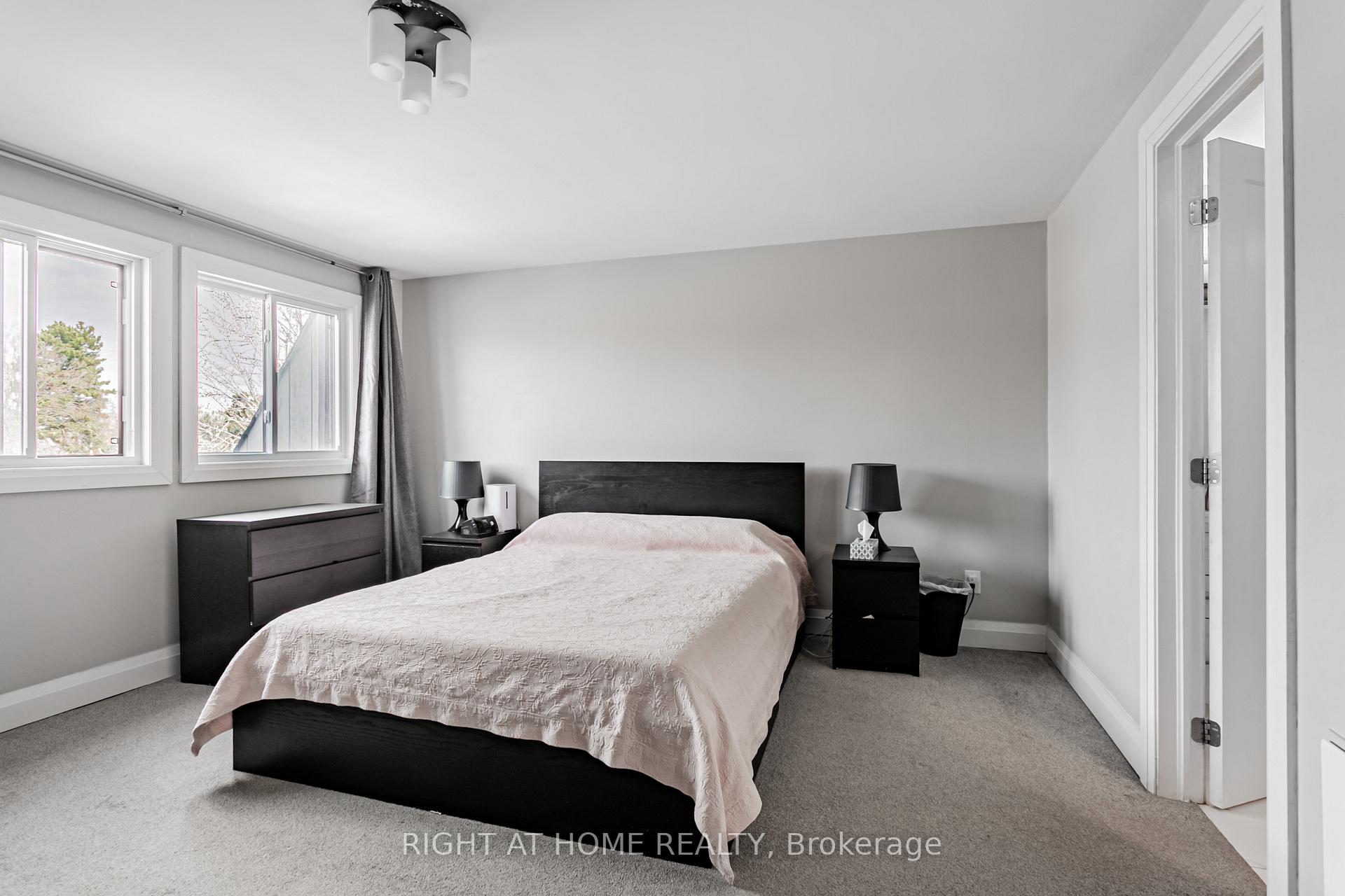 3 Bedrooms Condo at 3345 Silverado, Mississauga For sale