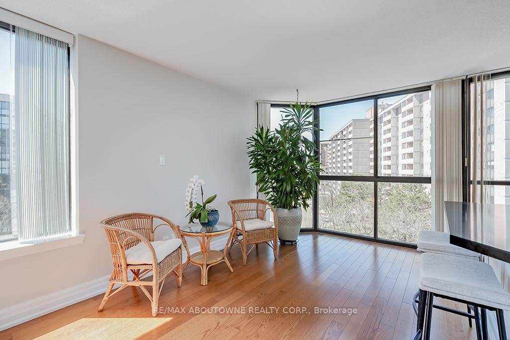 2 Bedrooms Condo at 1230 Marlborough,  Oakville For sale