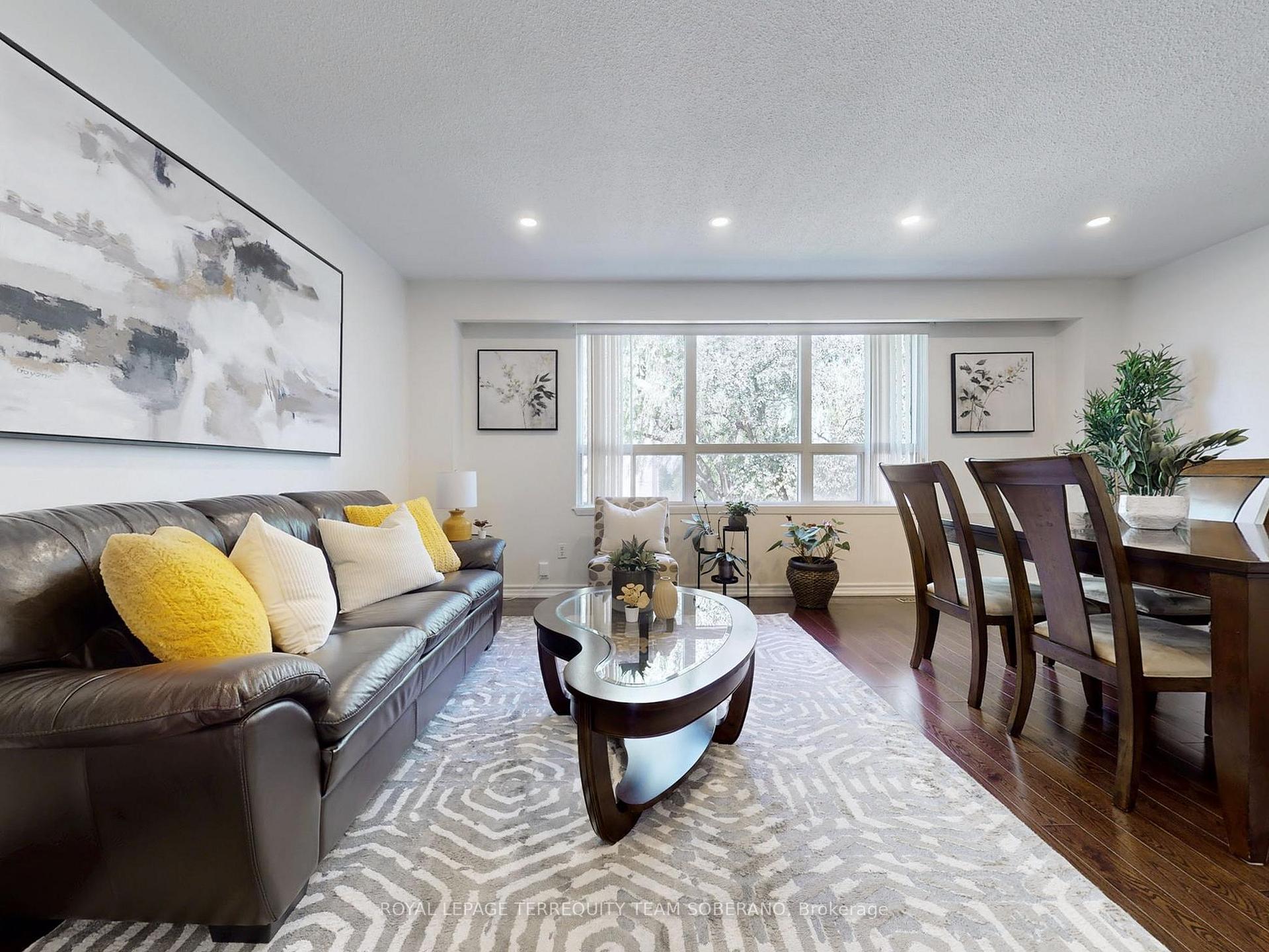3 Bedrooms Condo at 8 Village Greenway, Toronto For sale