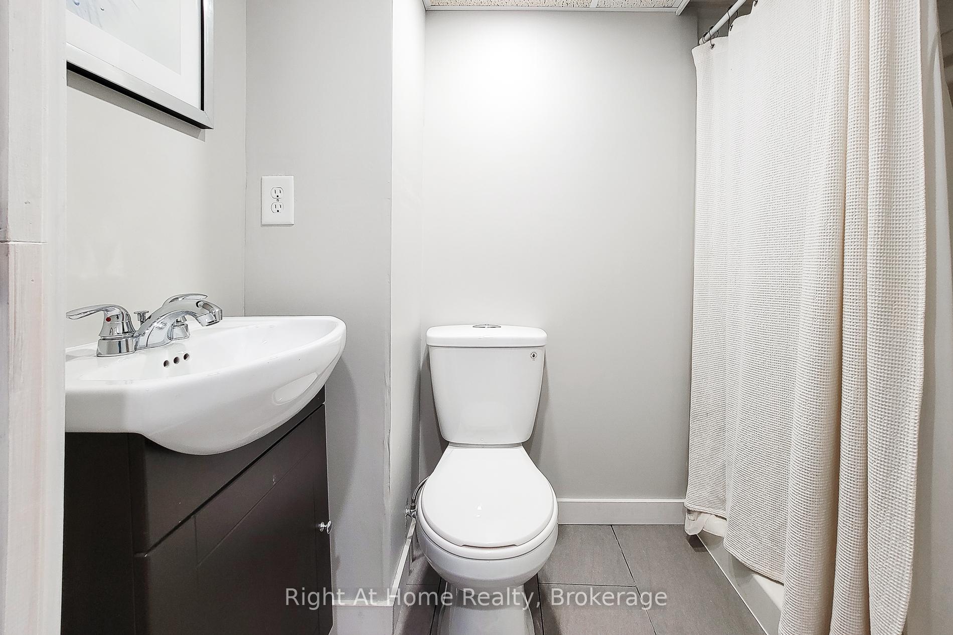 3 Bedrooms Condo at 8 Glenburn, Hamilton For sale
