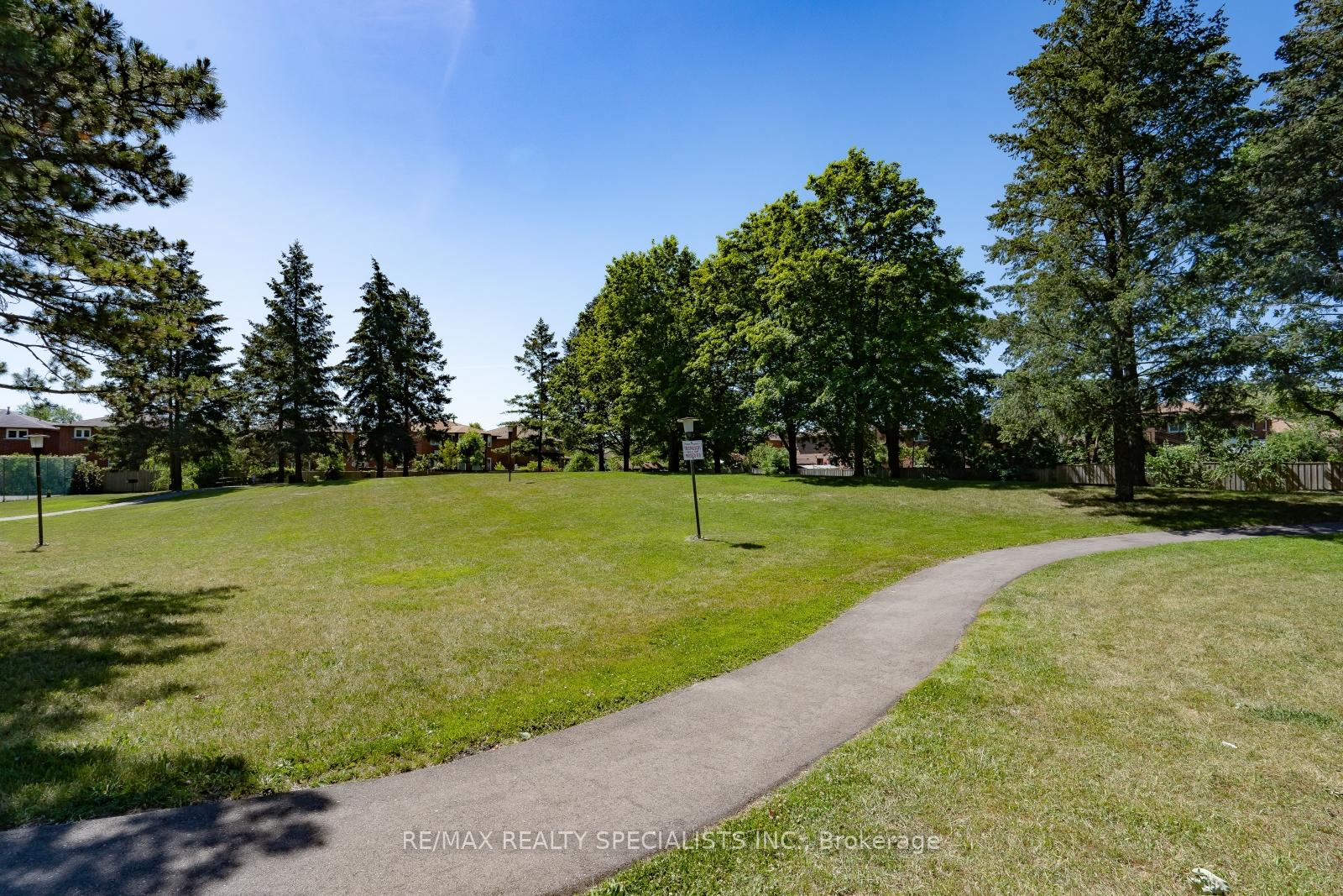 3 Bedrooms Condo at 2556 Argyle, Mississauga For sale