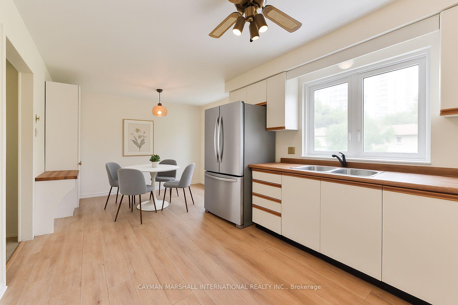 3 Bedrooms Condo at 1160 Walden, Mississauga For sale