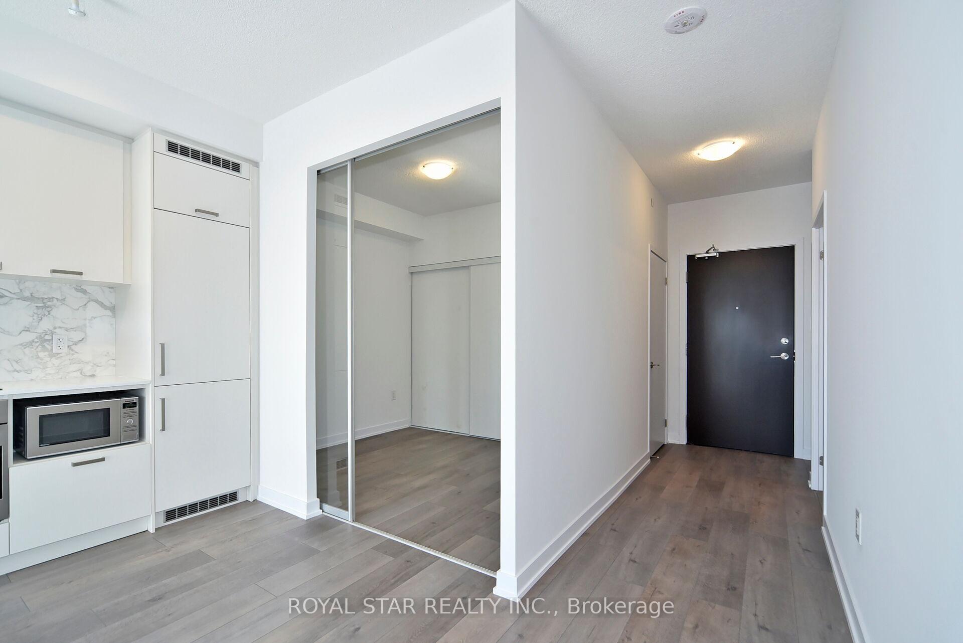 2 Bedrooms Condo at 10 Honeycrisp, Vaughan For sale