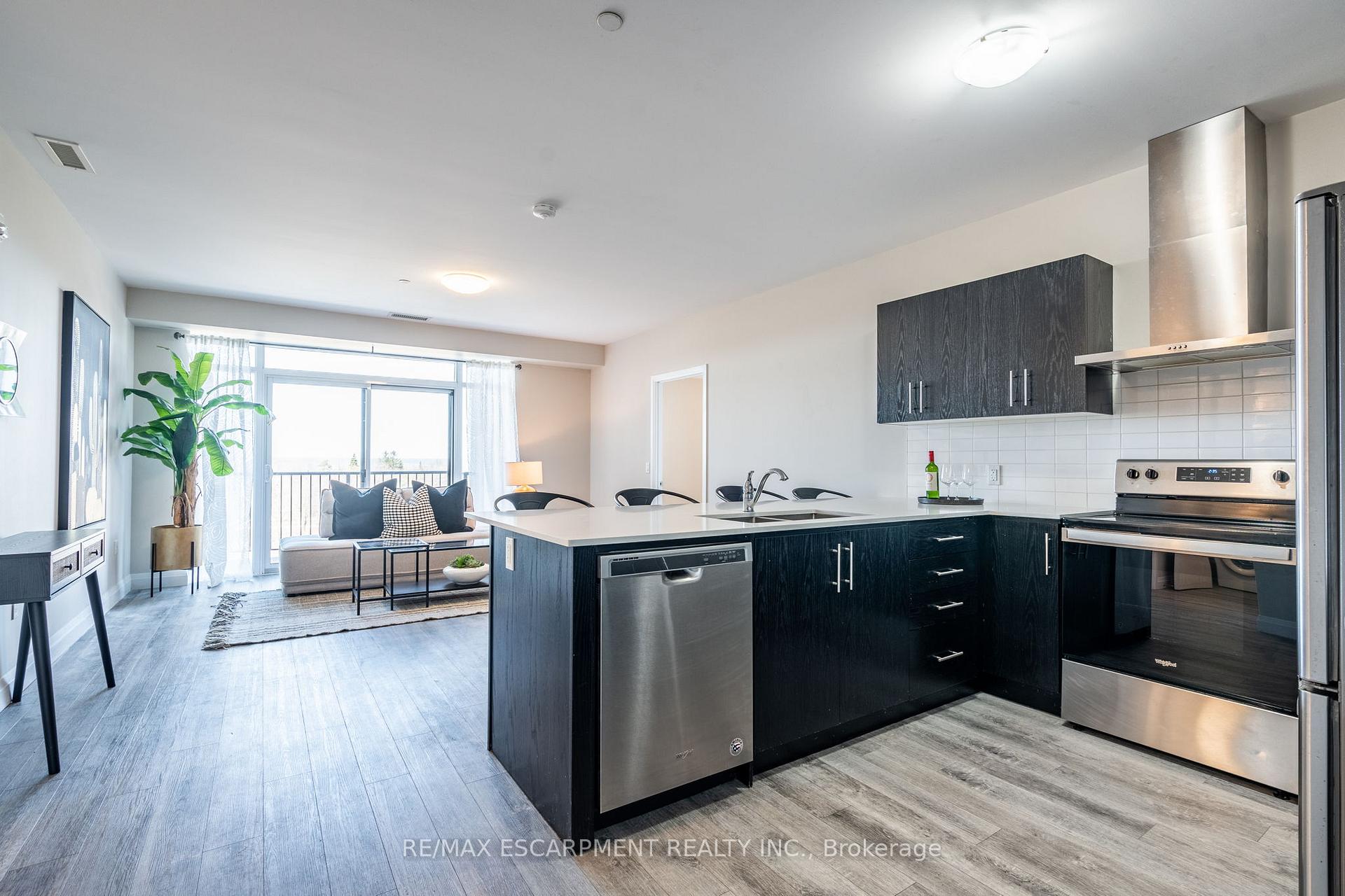 2 Bedrooms Condo at 1 Redfern, Hamilton For sale