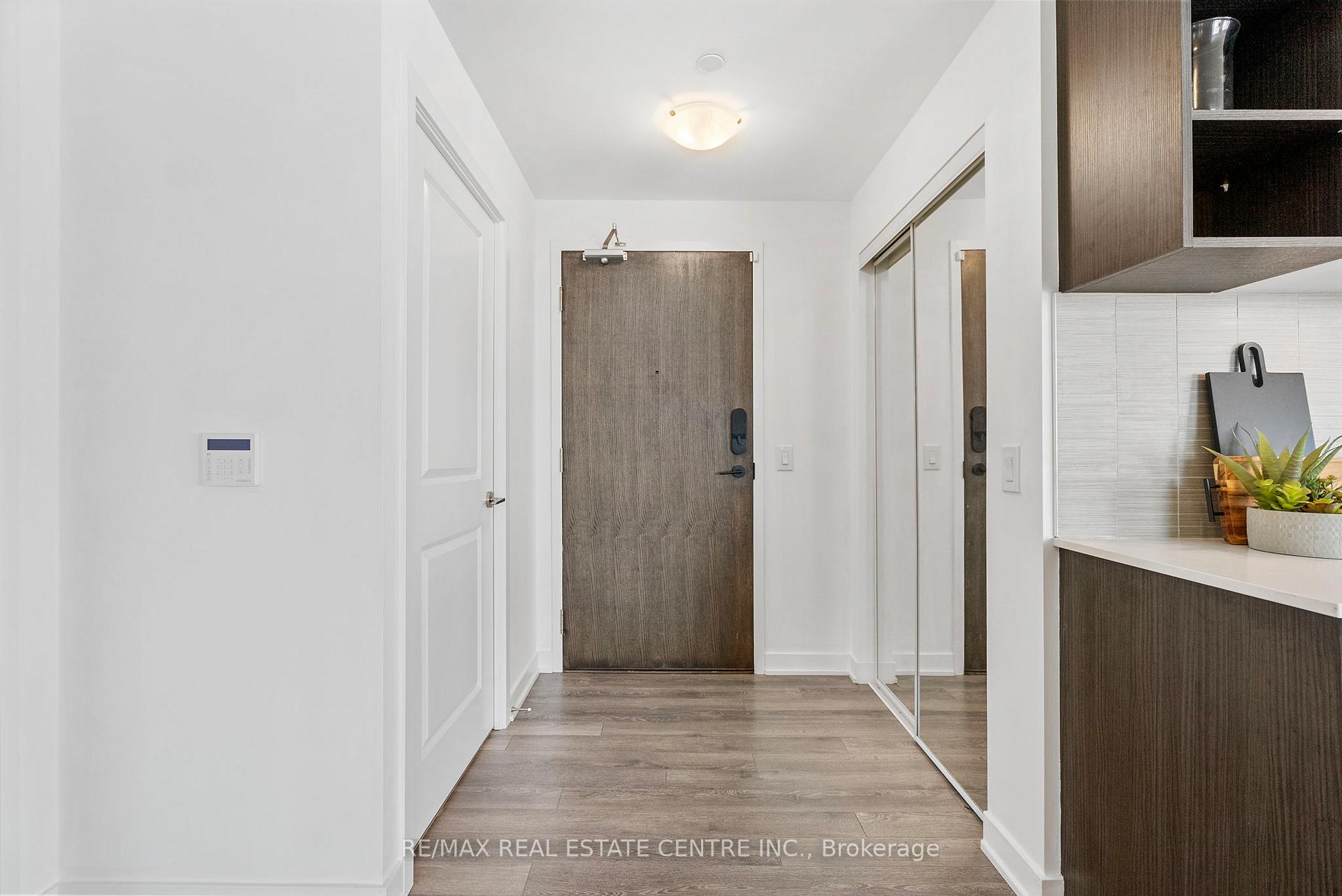 3 Bedrooms Condo at 100 Eagle Rock, Vaughan For sale
