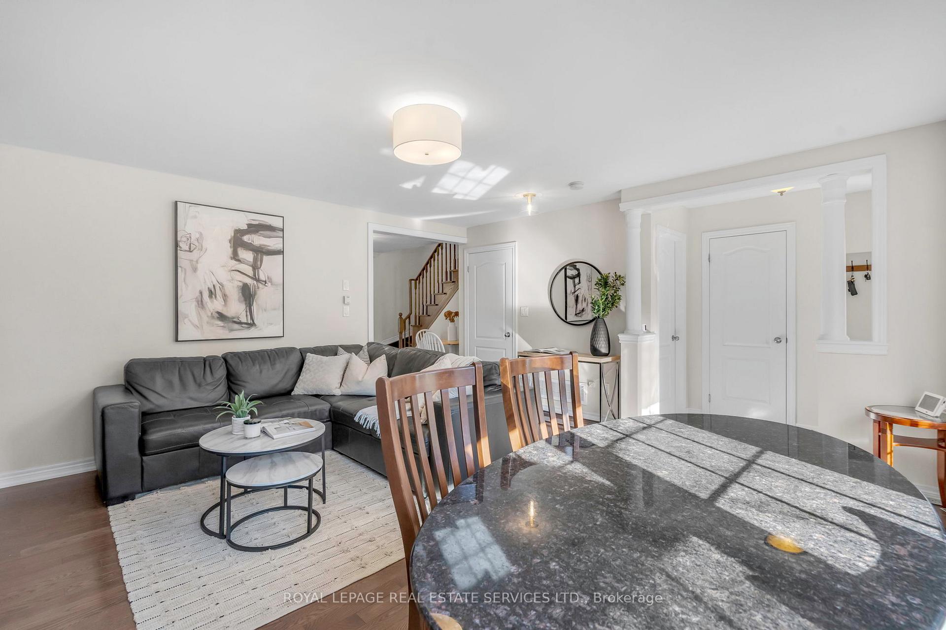 3 Bedrooms Condo at 3040 Fifth, Mississauga For sale