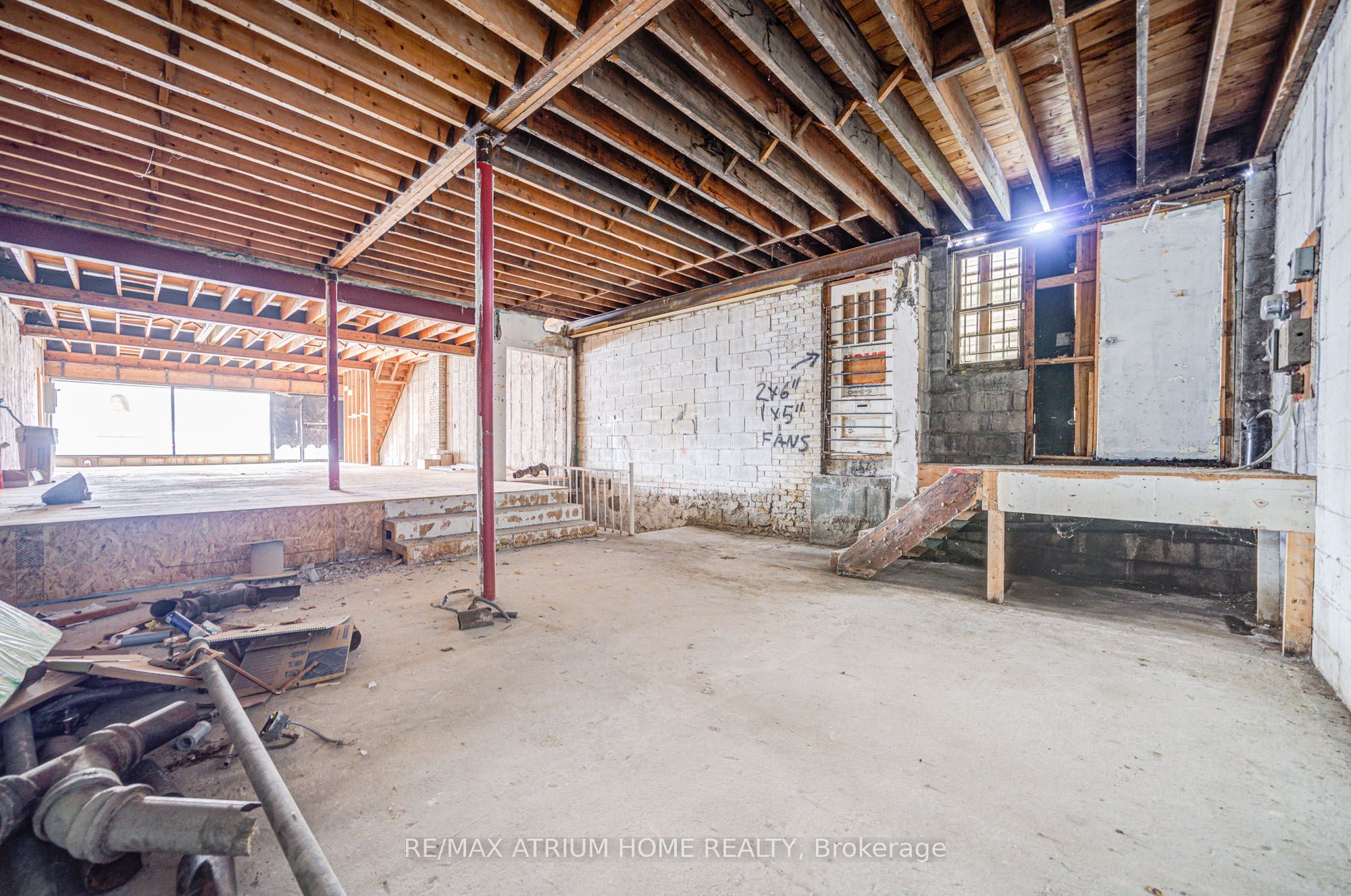 1685 Avenue Road, #Main