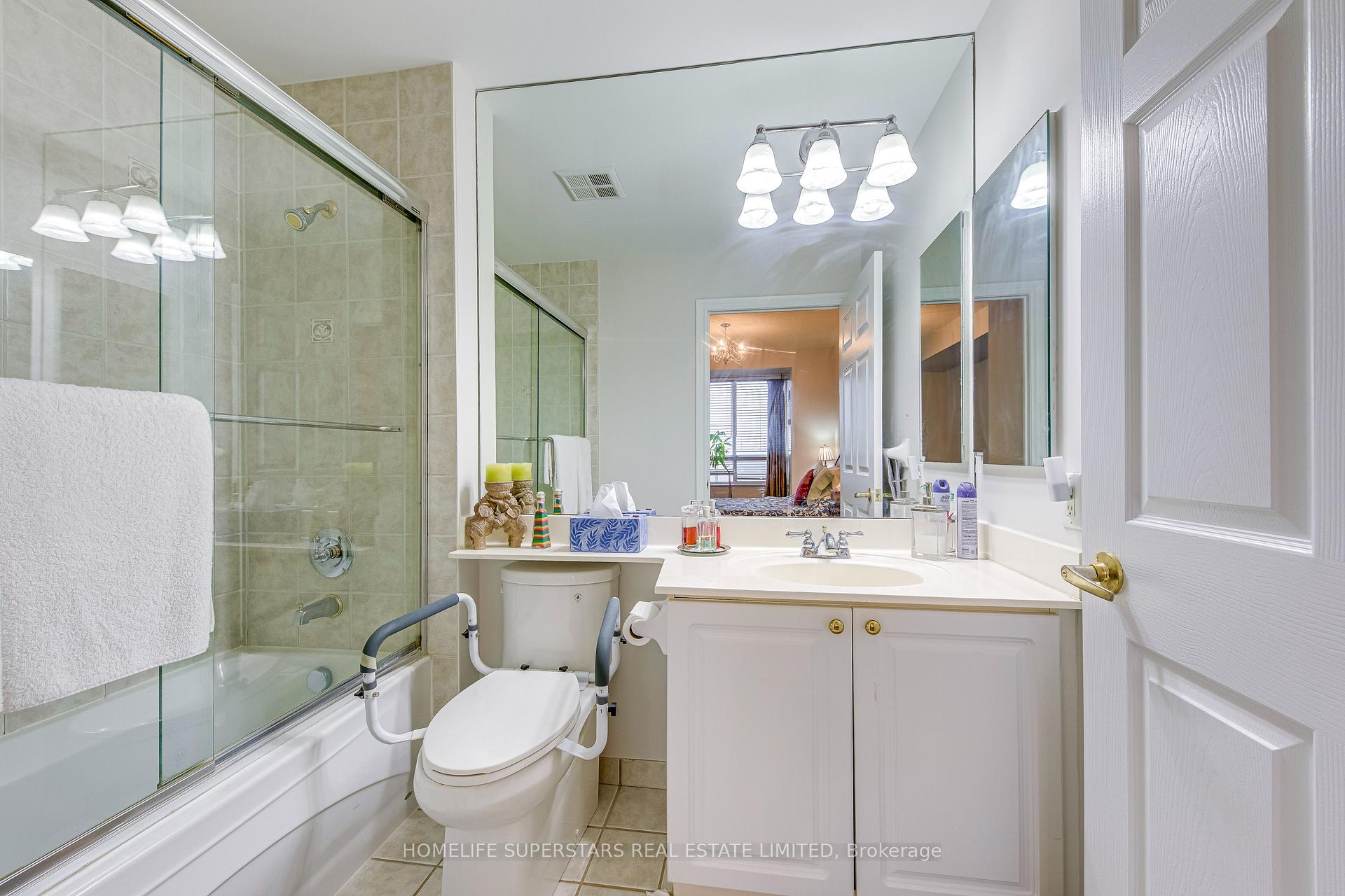 3 Bedrooms Condo at 25 Kingsbridge Garden, Mississauga For sale