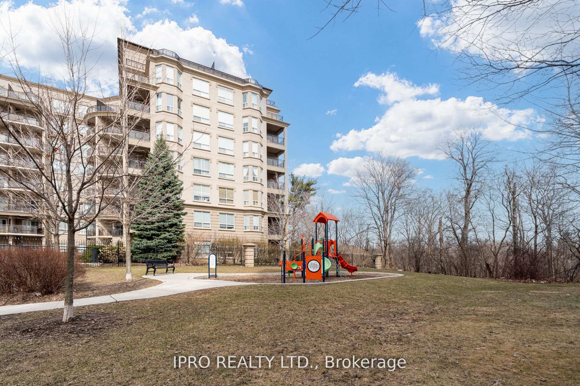 2 Bedrooms Condo at 1 Maison Parc, Vaughan For sale