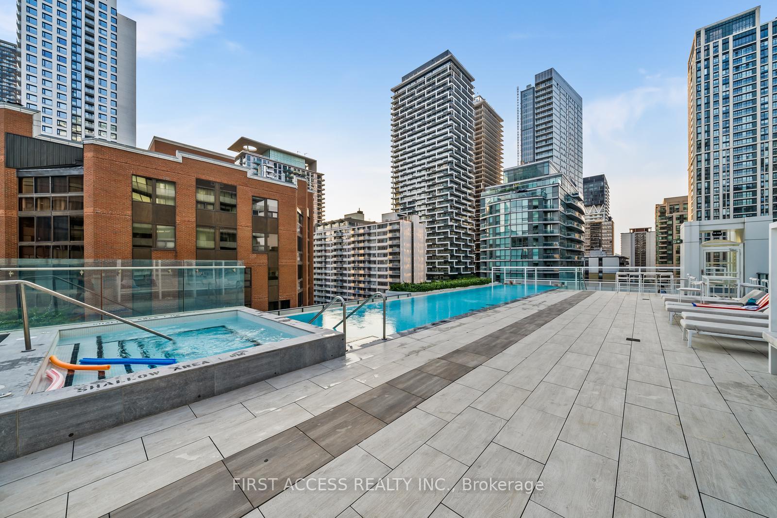 2 Bedrooms Condo at 161 Roehampton,  Toronto For sale