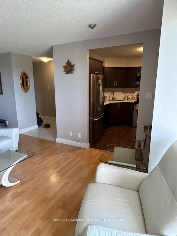 2 Bedrooms Condo at 61 Markbrook, Toronto For sale