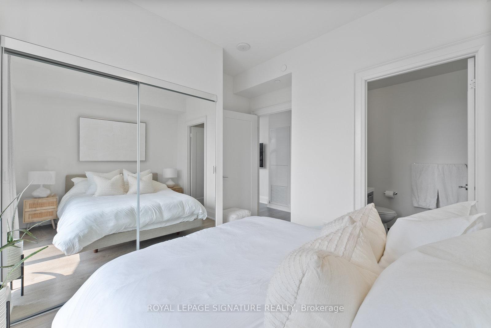 2 Bedrooms Condo at 30 Roehampton, Toronto For sale