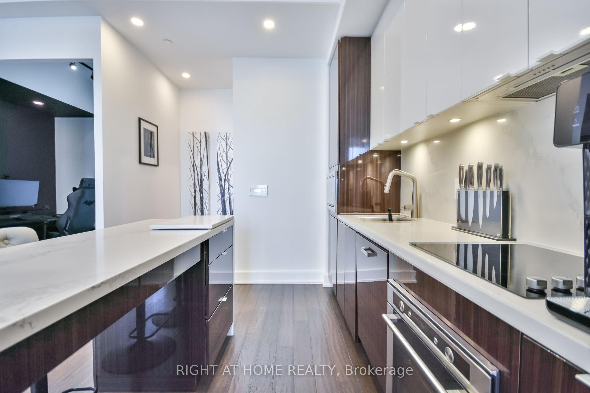 3 Bedrooms Condo at 5230 Dundas, Burlington For sale