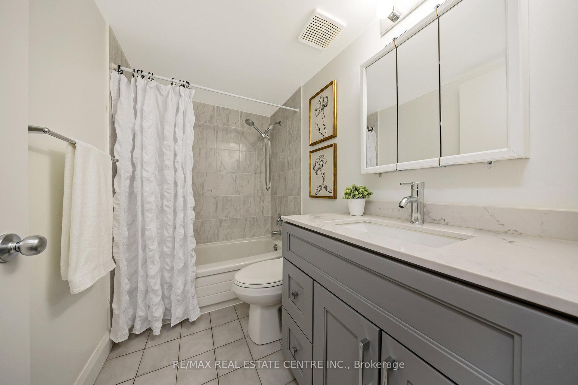 2 Bedrooms Condo at 4185 Shipp, Mississauga For sale