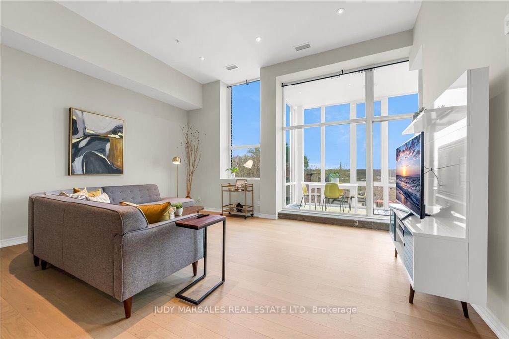 2 Bedrooms Condo at 50 Murray,  Hamilton For sale
