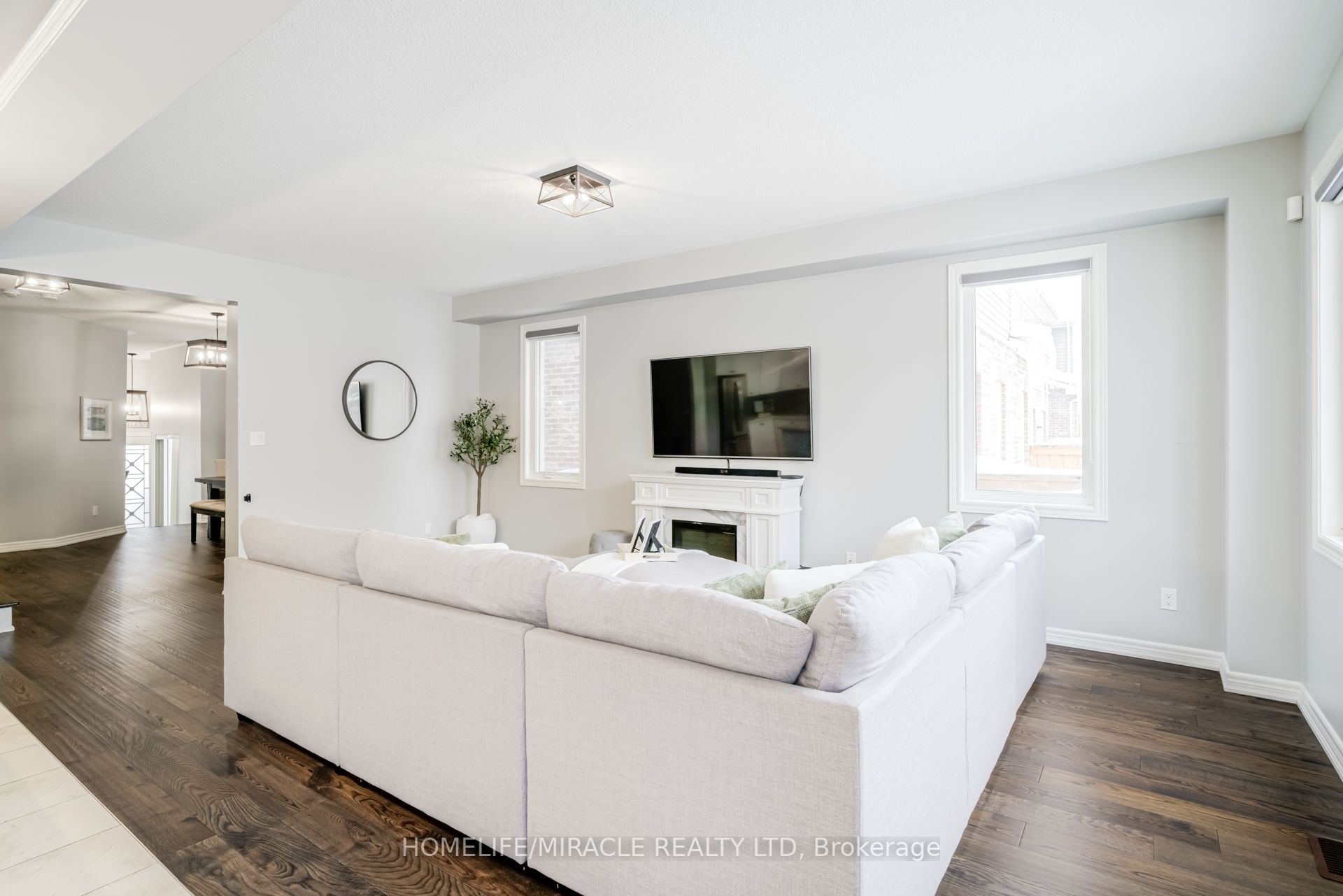 36 Hoard Avenue N