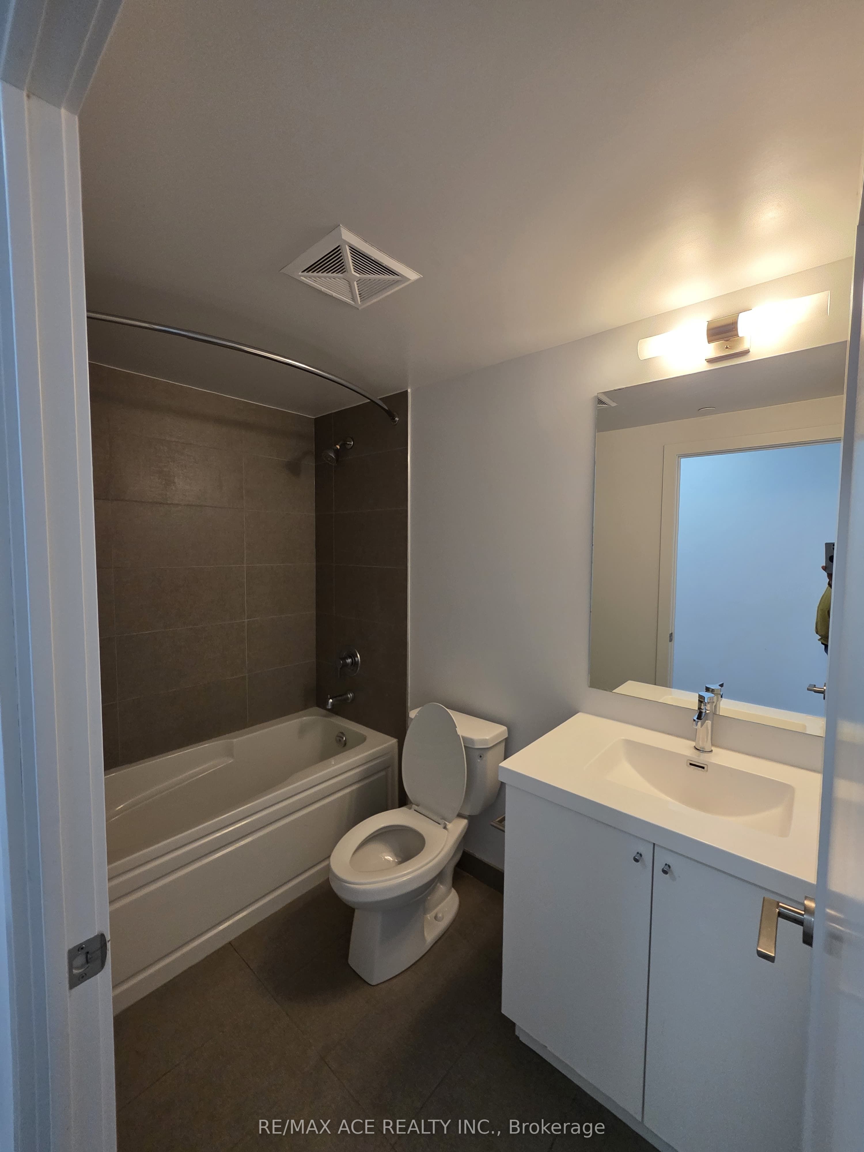 2550 Simcoe Street N, #1402
