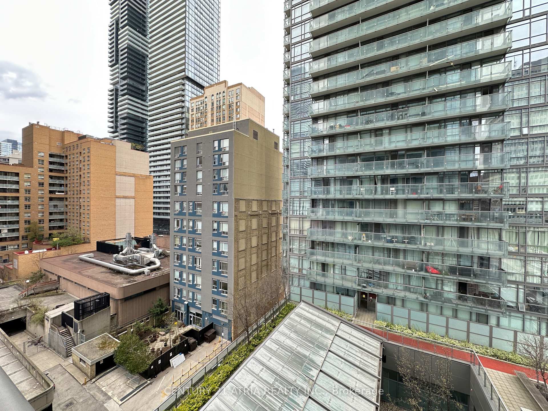 2 Bedrooms Condo at 37 Grosvenor,  Toronto For sale