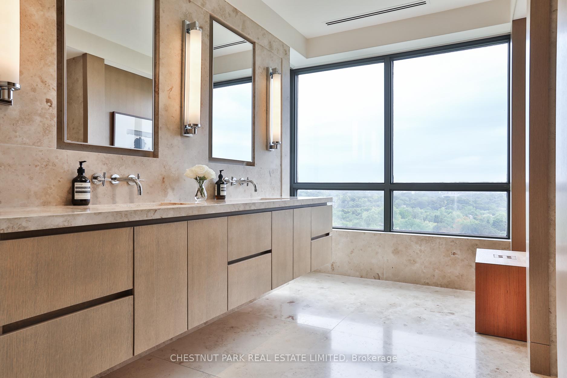 3 Bedrooms Condo at 33 Jackes,  Toronto For sale