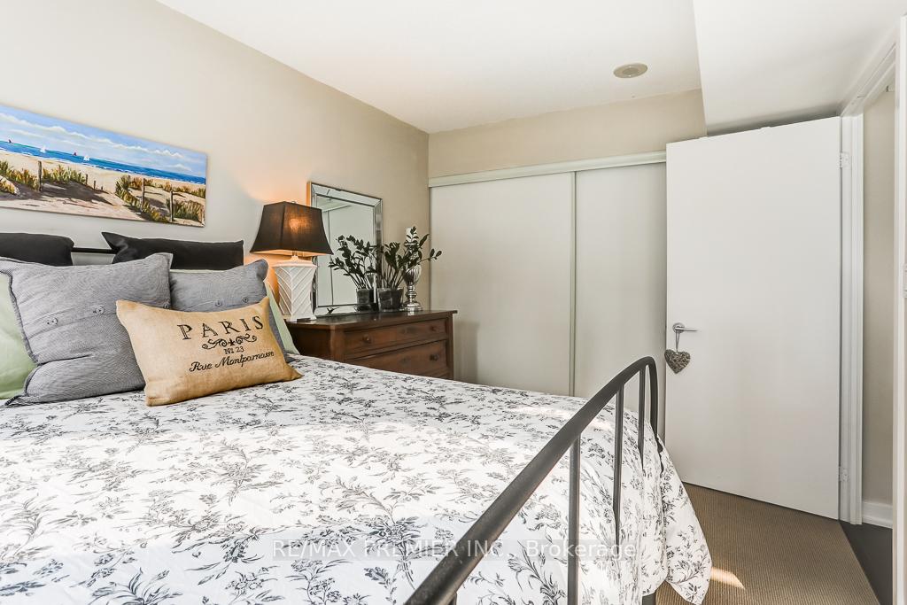 2 Bedrooms Condo at 10 Capreol, Toronto For sale