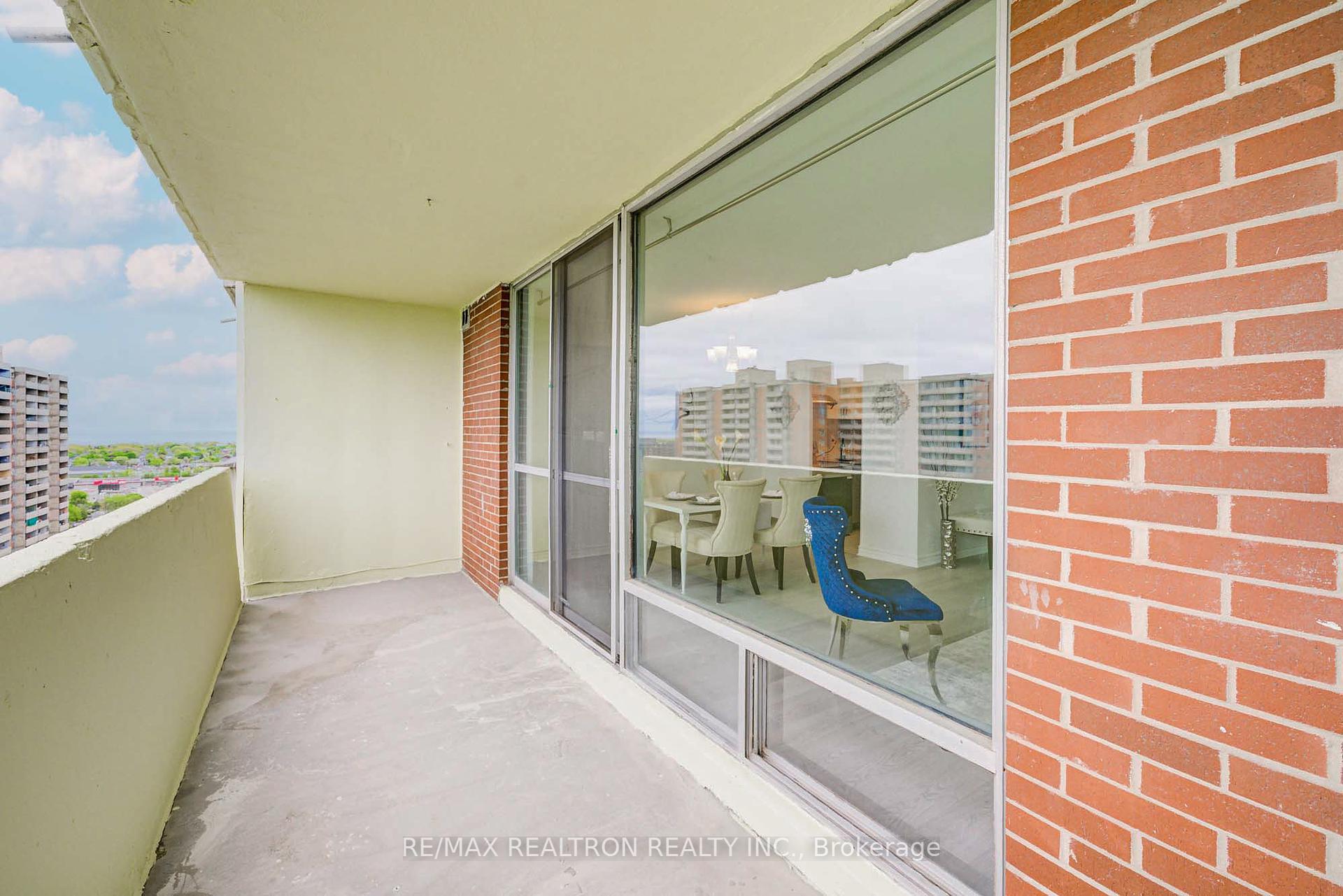 2 Bedrooms Condo at 5 Massey, Toronto For sale