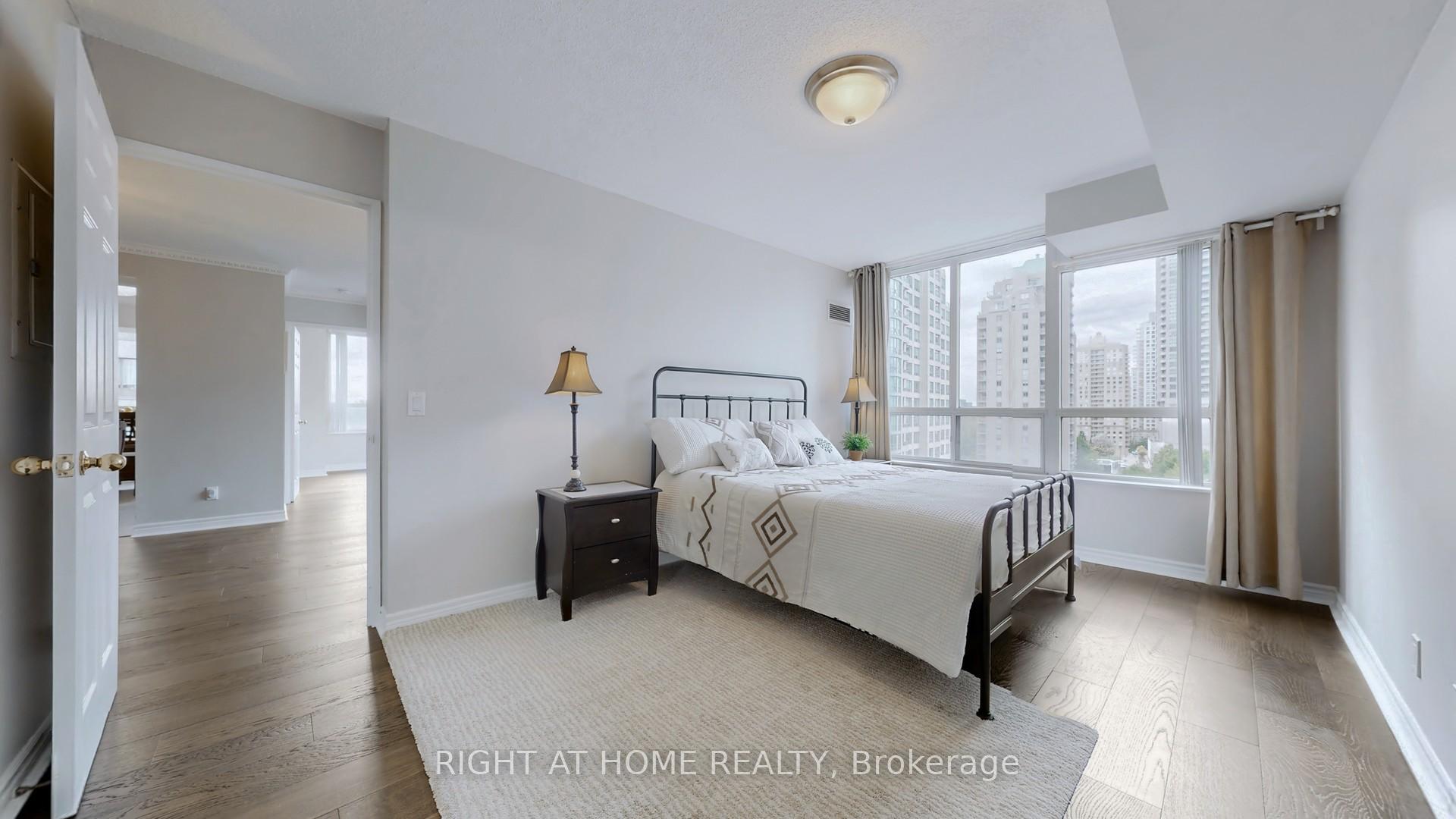 3 Bedrooms Condo at 18 Parkview, Toronto For sale