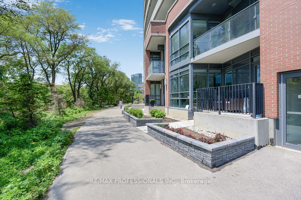 2212 Lake Shore