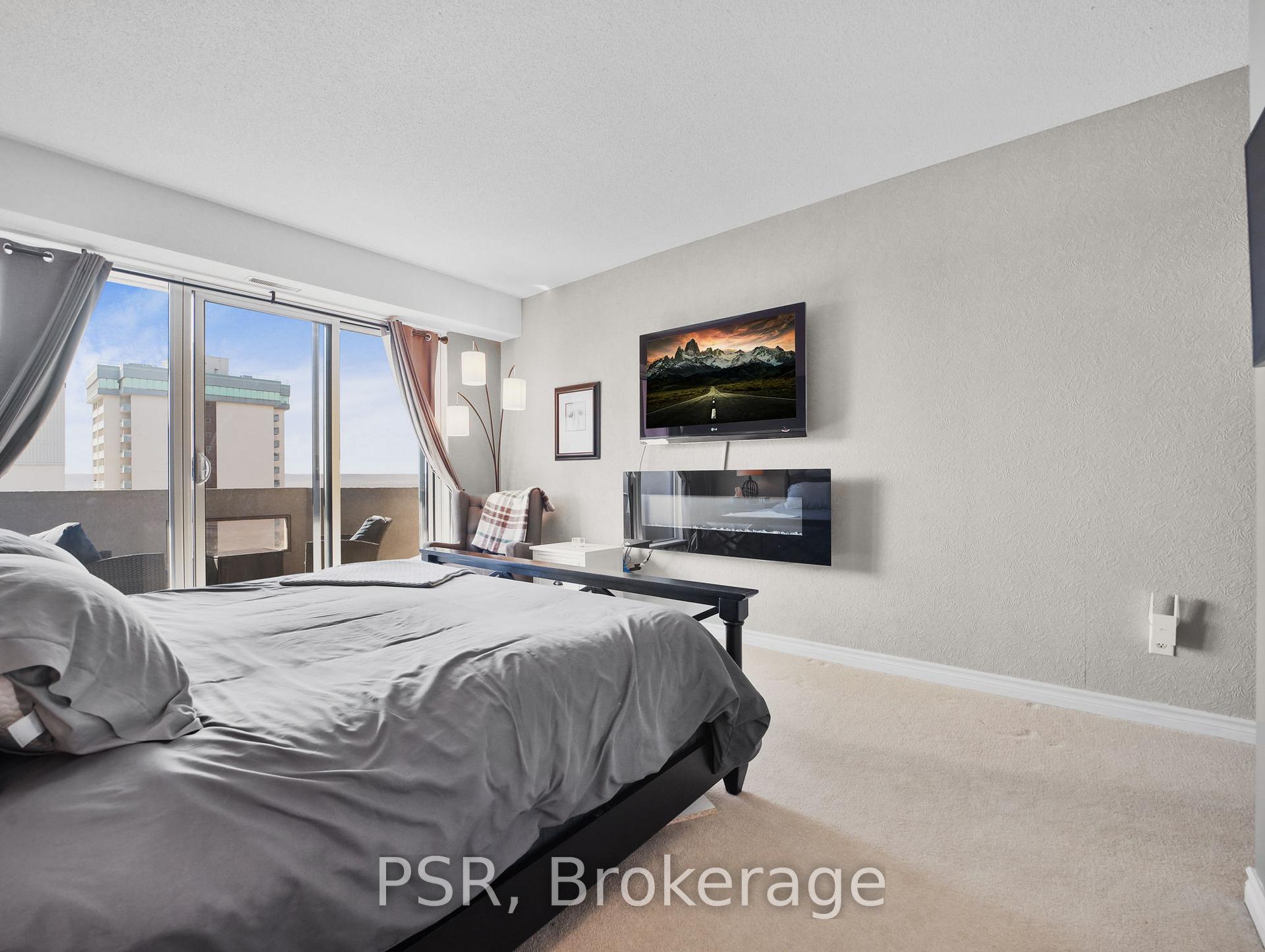 2 Bedrooms Condo at 67 Caroline,  Hamilton For sale
