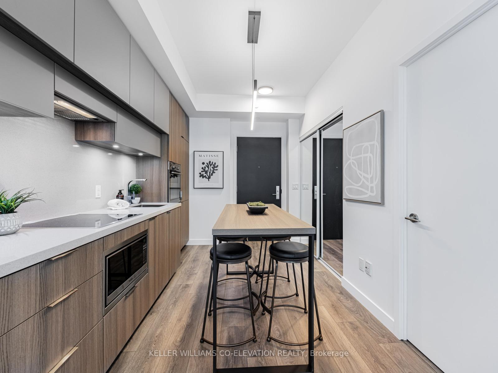 1 Bedroom Condo at 8 Eglinton,  Toronto For sale