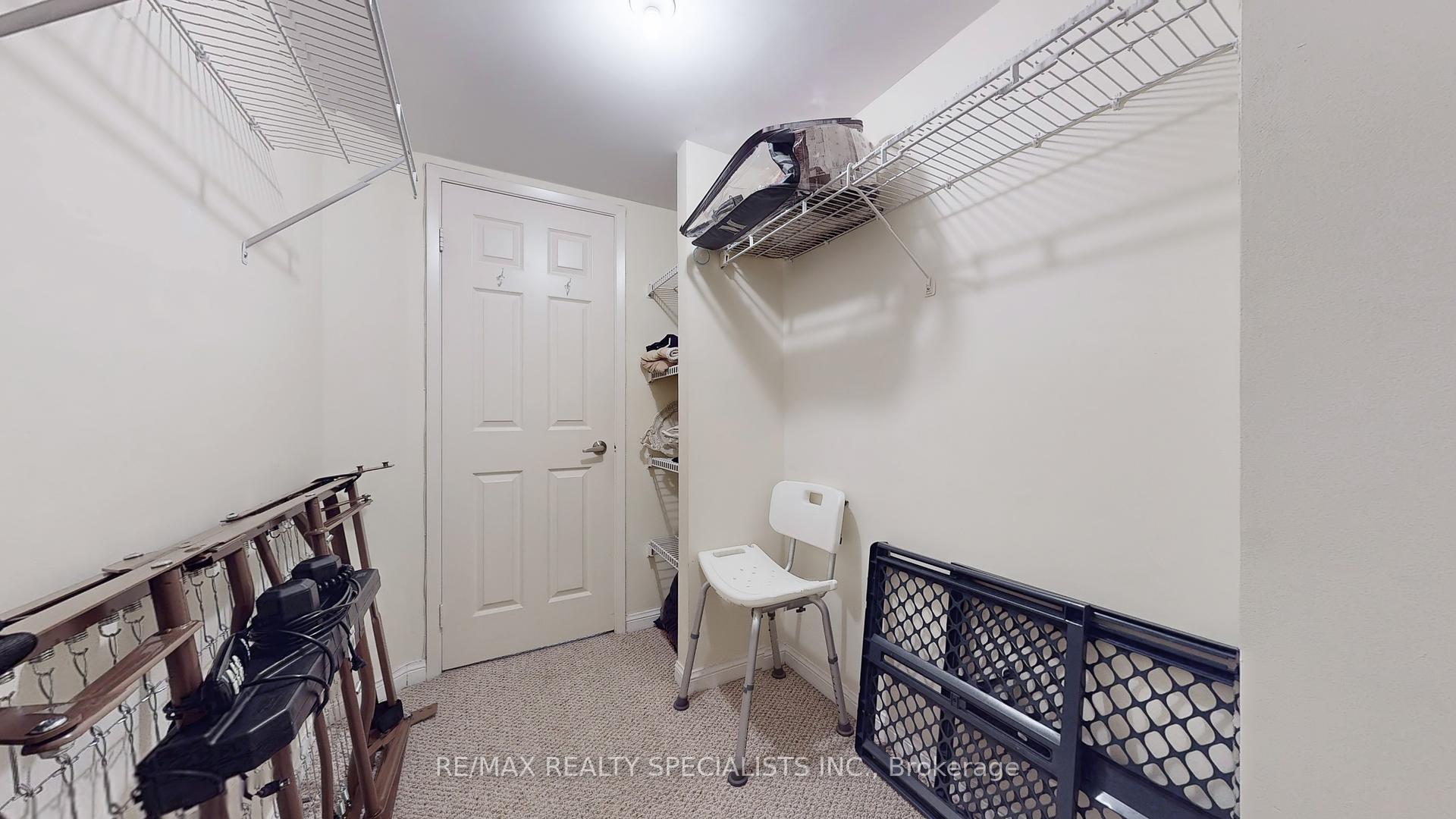 2 Bedrooms Condo at 45 Kingsbridge Garden, Mississauga For sale