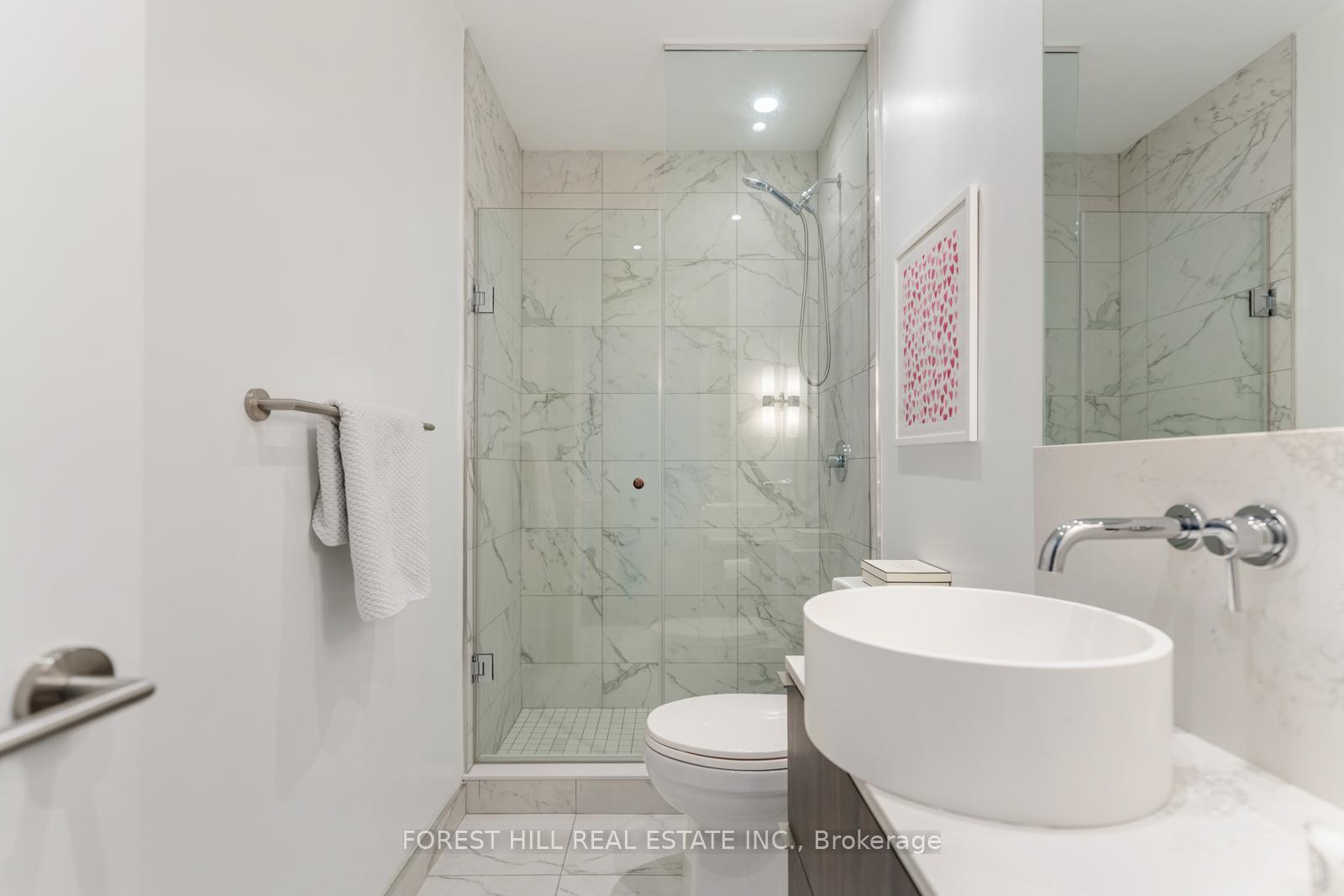 2 Bedrooms Condo at 161 Roehampton, Toronto For sale