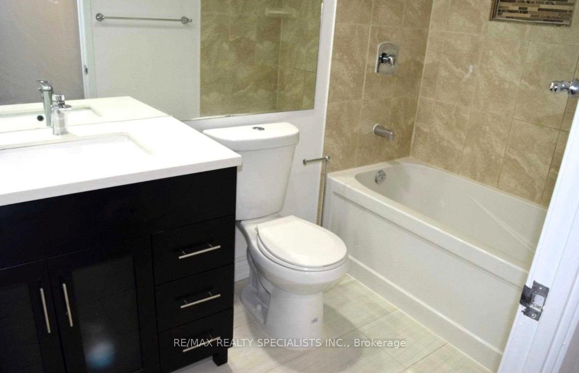2 Bedrooms Condo at 50 Eglinton, Mississauga For sale