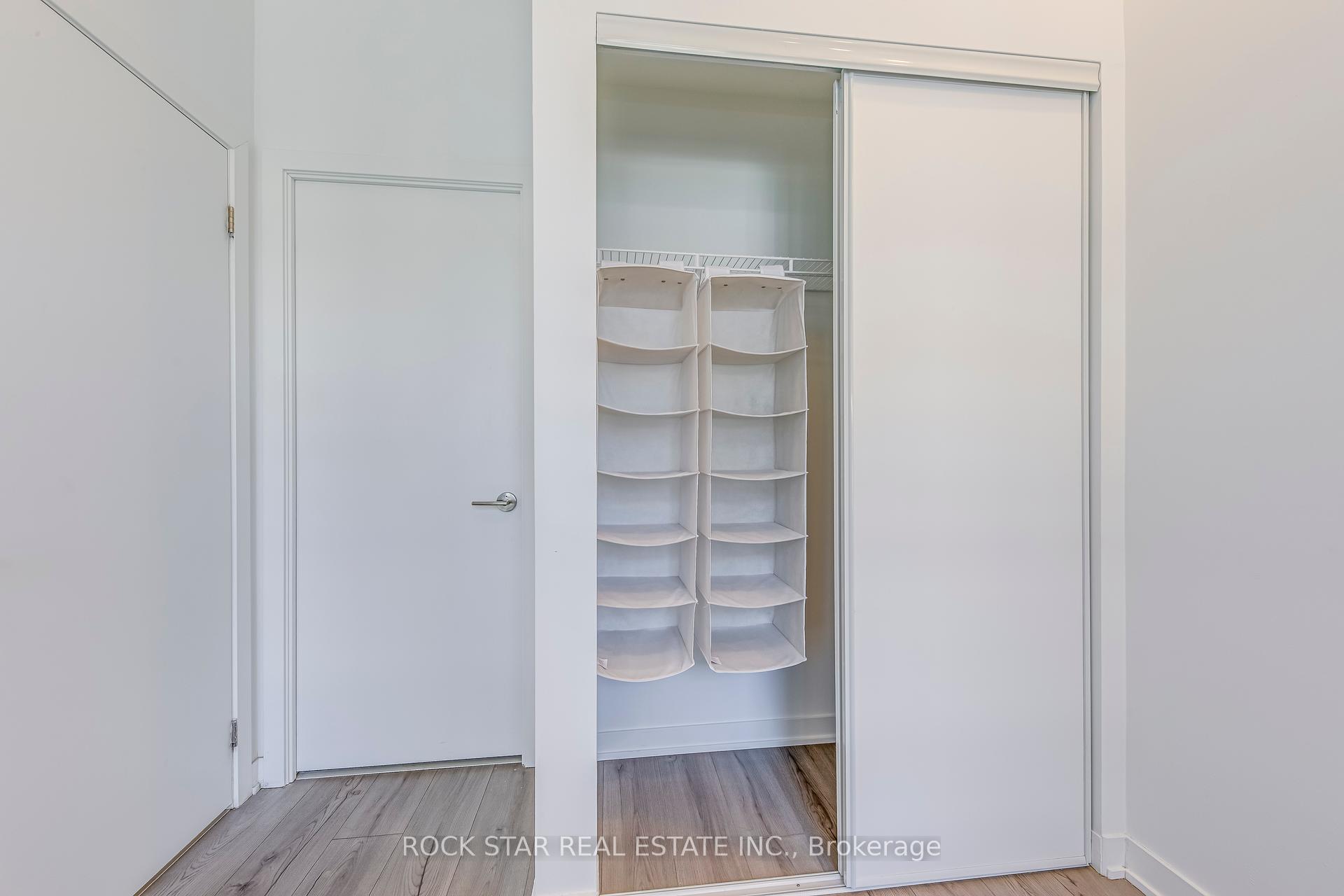 2 Bedrooms Condo at 405 Dundas,  Oakville For sale