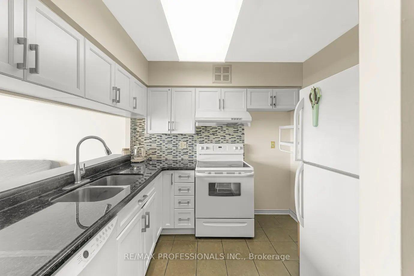 2 Bedrooms Condo at 50 Kingsbridge Garden, Mississauga For sale