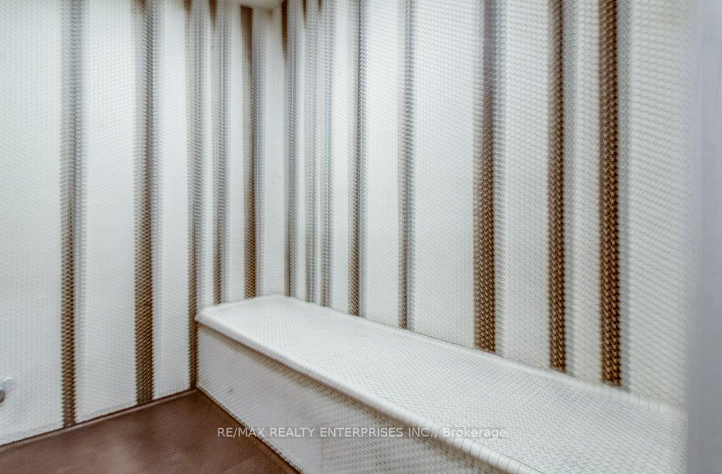 2 Bedrooms Condo at 80 Absolute, Mississauga For sale