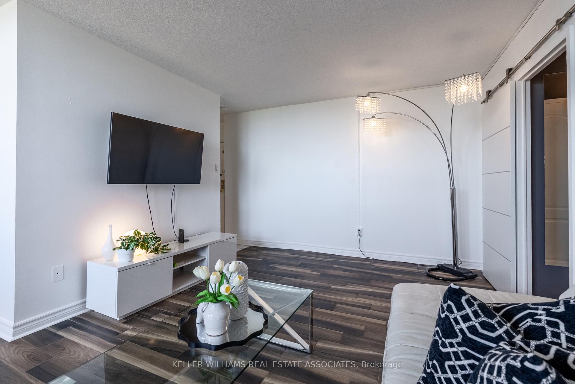 2 Bedrooms Condo at 3145 Queen Frederica, Mississauga For sale