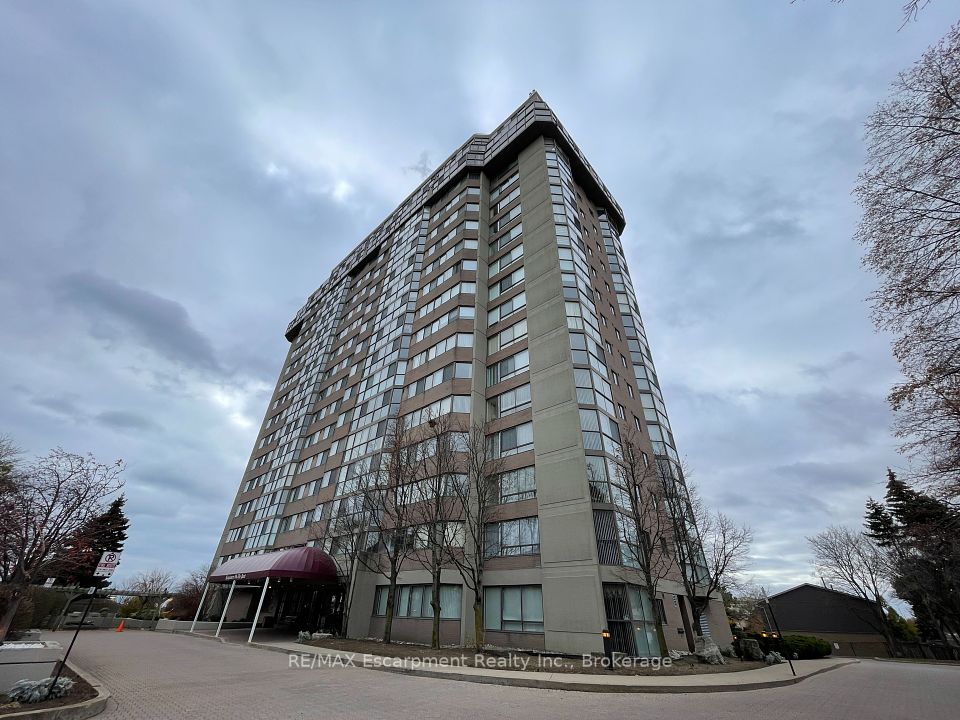 880 Dundas
