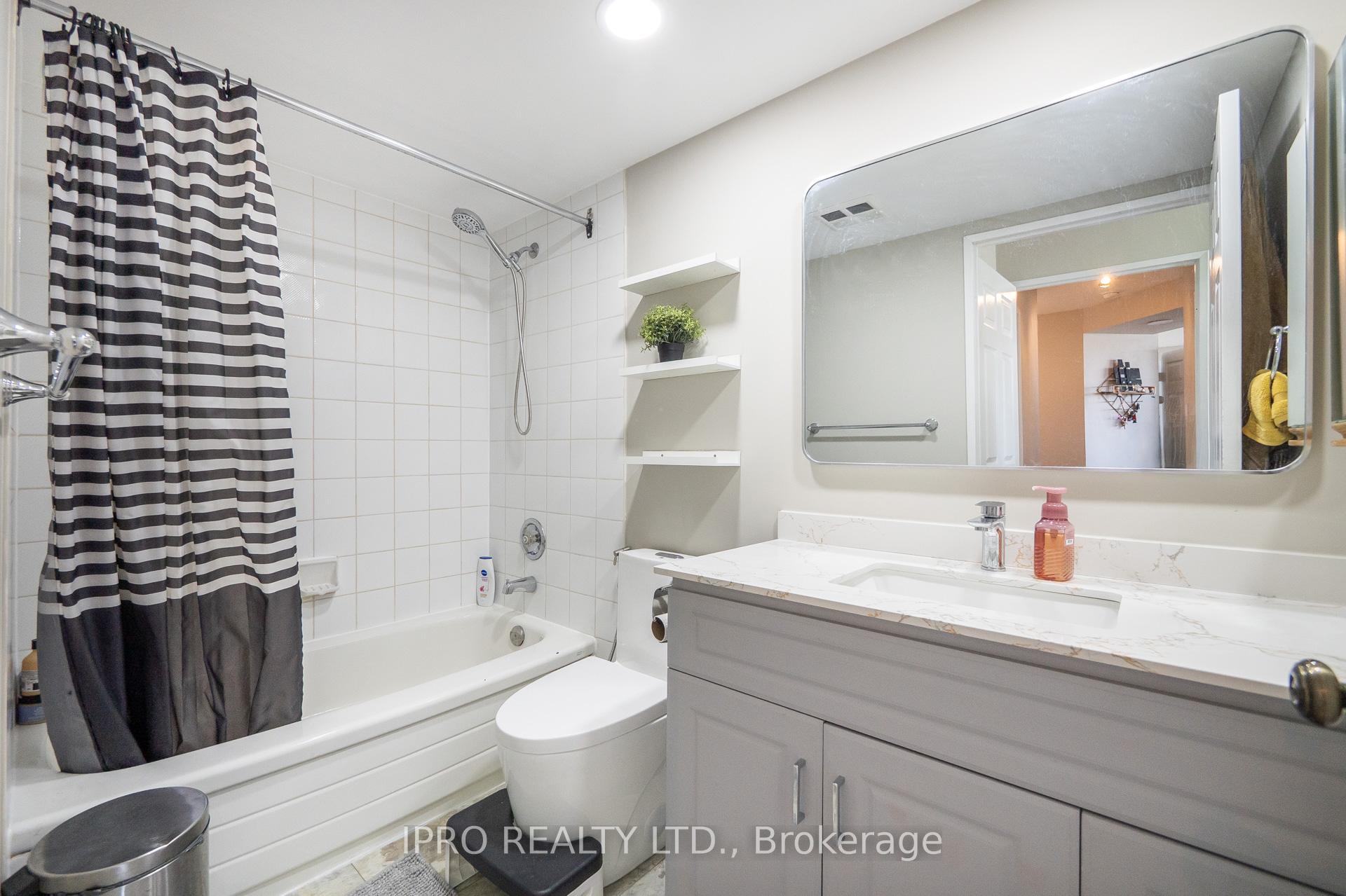 3 Bedrooms Condo at 4460 Tucana, Mississauga For sale